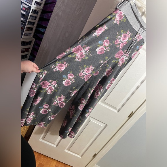 Celeste plus size 3x wide leg flare Y2k grey and pink roses yoga pants - Picture 7 of 9